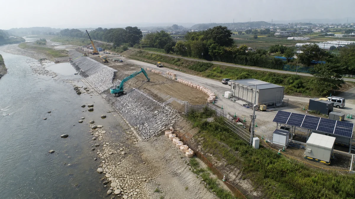 河川・護岸工事の現場と仮設電源設備を上空から見た様子