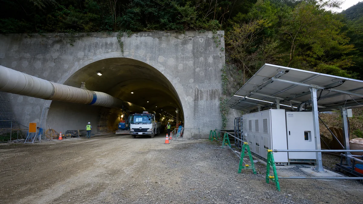 トンネル工事現場の入口と仮設電源設備